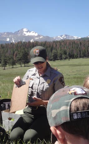 Photo teacher ranger teacher leading field trip in Rocky Mountain National Park