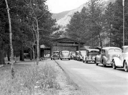 Cars lined up at the Fall River Entrance in 1940.
