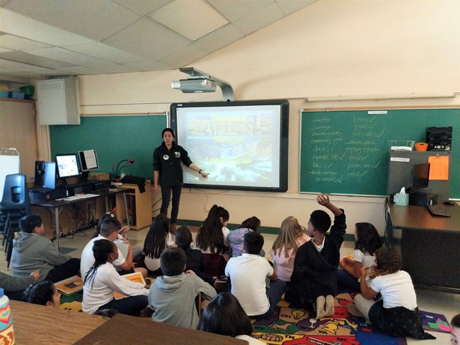 Intern presents to 4th graders