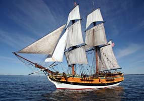 Lady Washington under sail.