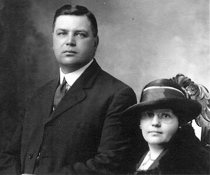 Portrait of a well-dressed couple from the early twentieth century.