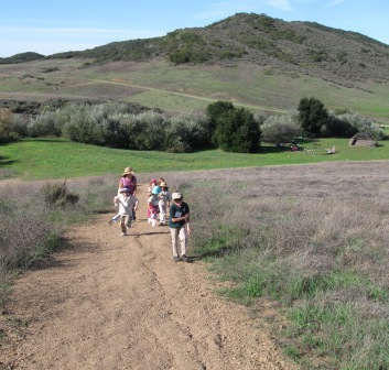 A teacher takes her class on a hike at Rancho Sierra Vista / Satwiwa.