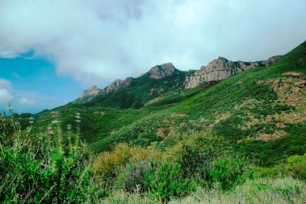 Mountain views can be seen from the early steps along the Sandstone Peak Trail.