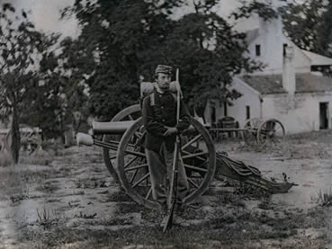 Federal infantryman with artillery and limber