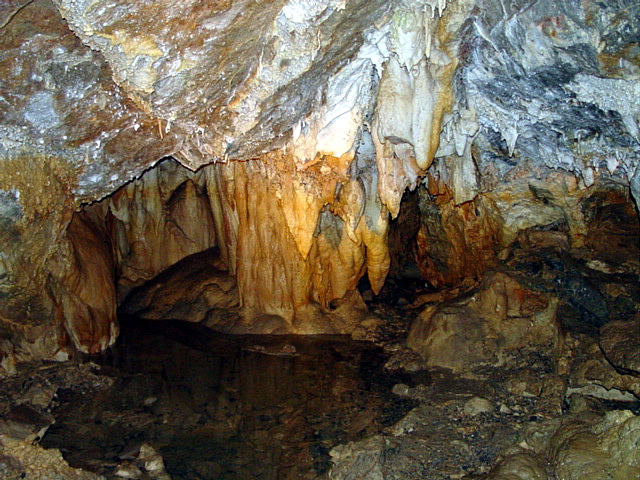 Middle Cave Lake