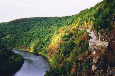 View of the Delaware River from the Hawks Nest.