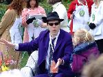 Entertainer greeting egg rollers