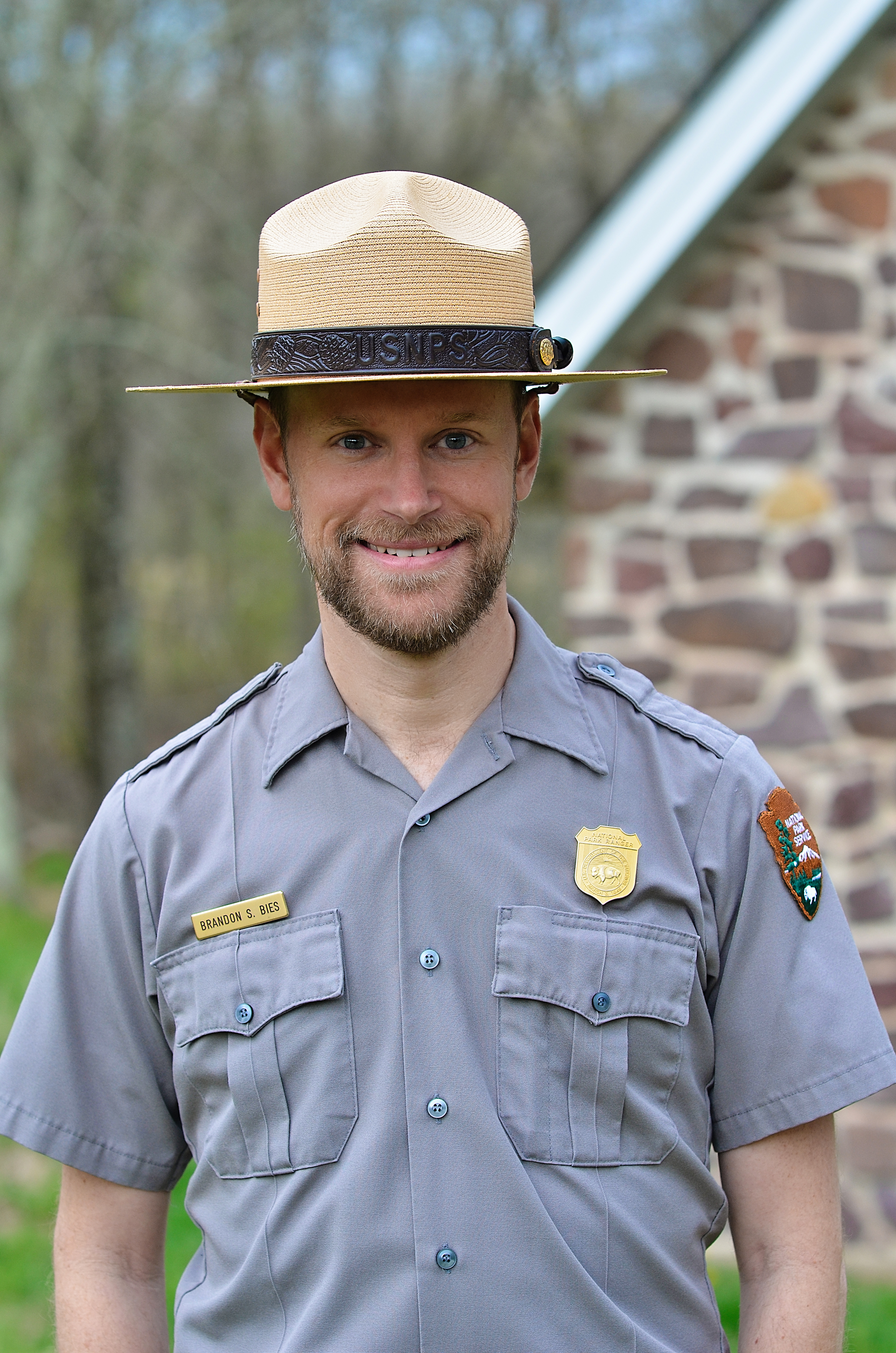 Man wearing an NPS ranger flat hat