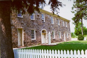 Lemon House photograph of front lawn and entranceway