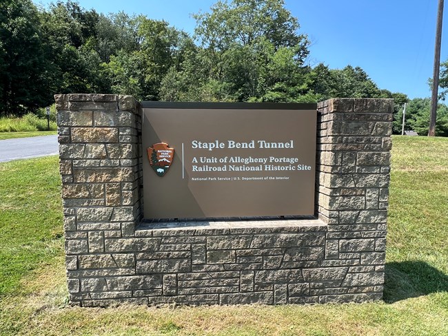 Tunnel sign