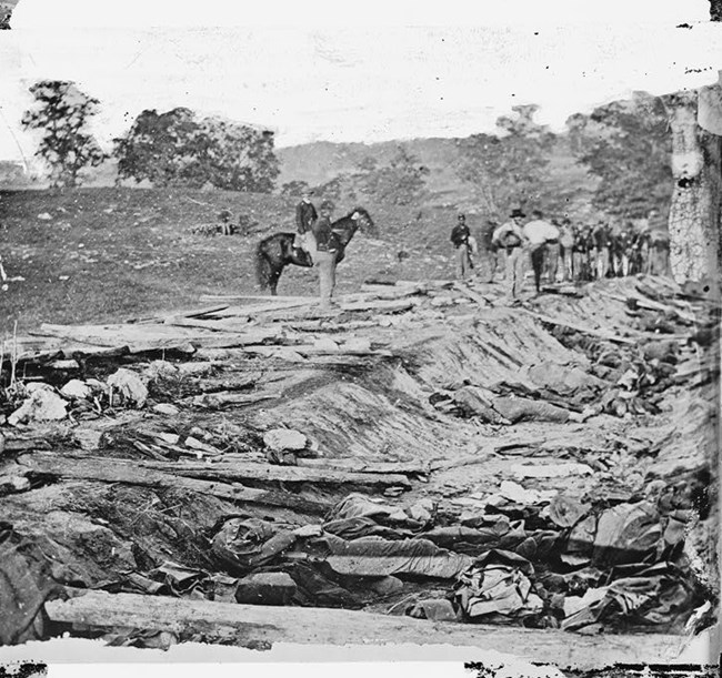 gardner photo of dead soldiers in sunken road