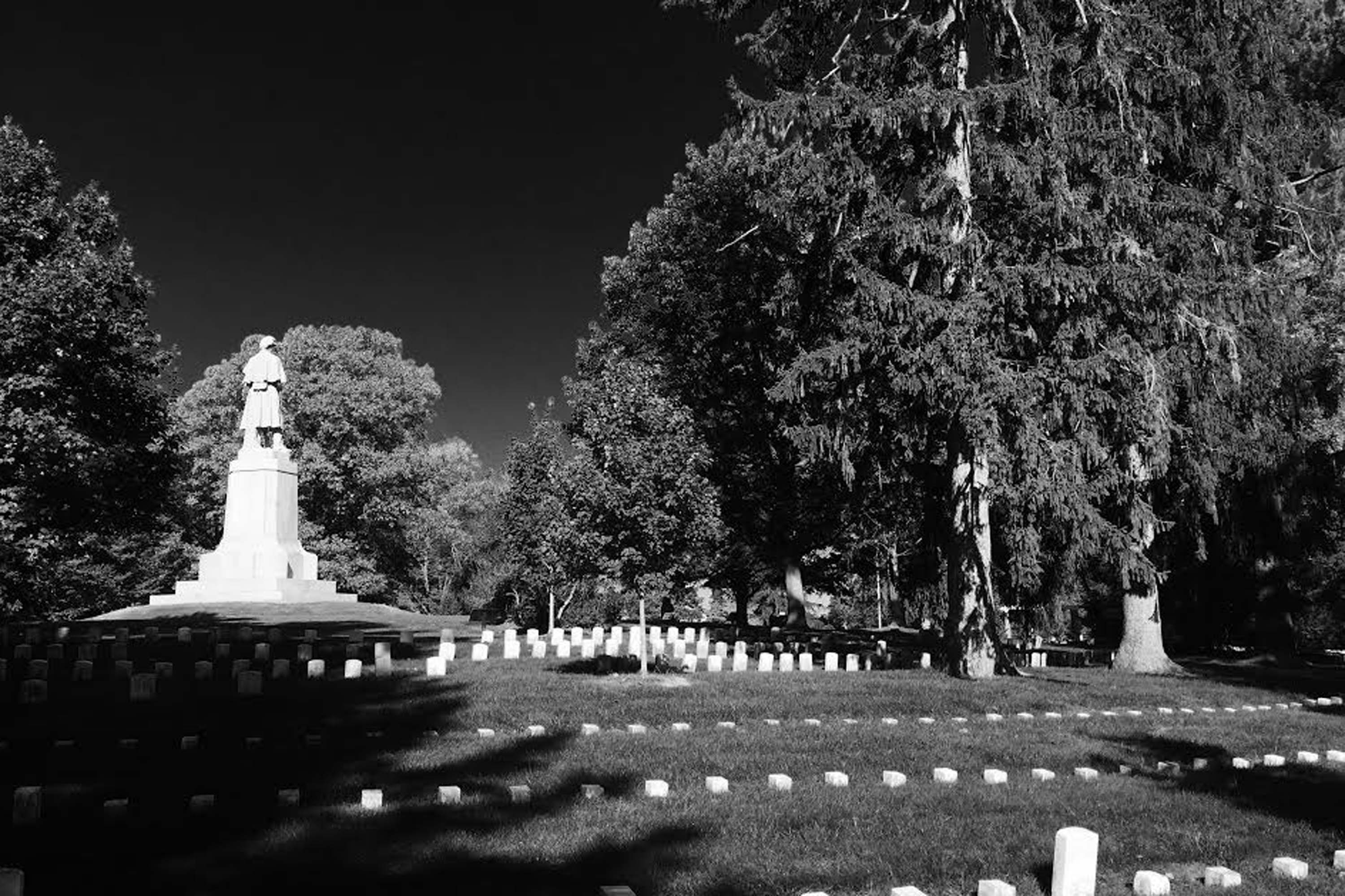 b&w private soldier monument
