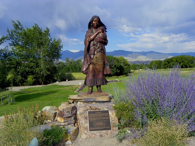 1133 statue of woman