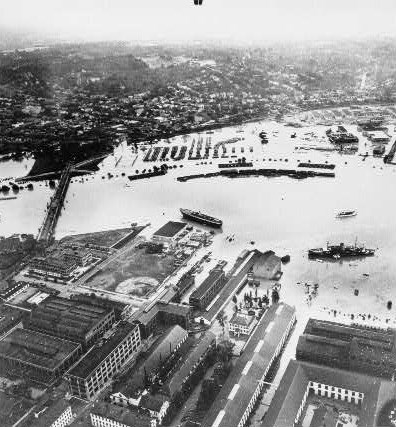 Black and white photo, AERIAL VIEW LOOKING SOUTH ACROSS THE ANACOSTIA RIVER DURING THE POTOMAC RIVER FLOOD, OCTOBER 1942.