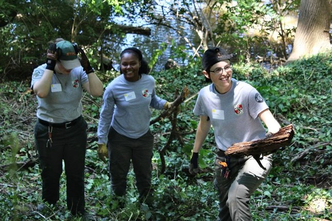 Youth working at George Washington Memorial Parkway as part of The Corps Network's Annual Great Outdoors Day of Service Youth working at George Washington Memorial Parkway as part of The Corps Network's Annual Great Outdoors Day of Service