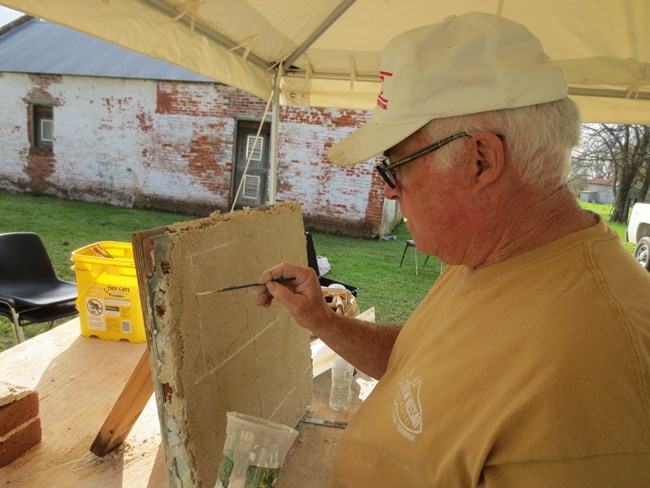 Jimmy Price demonstrates finishing techniques over lime stucco at a NCPTT workshop. Jimmy Price demonstrates finishing techniques over lime stucco at a NCPTT workshop.