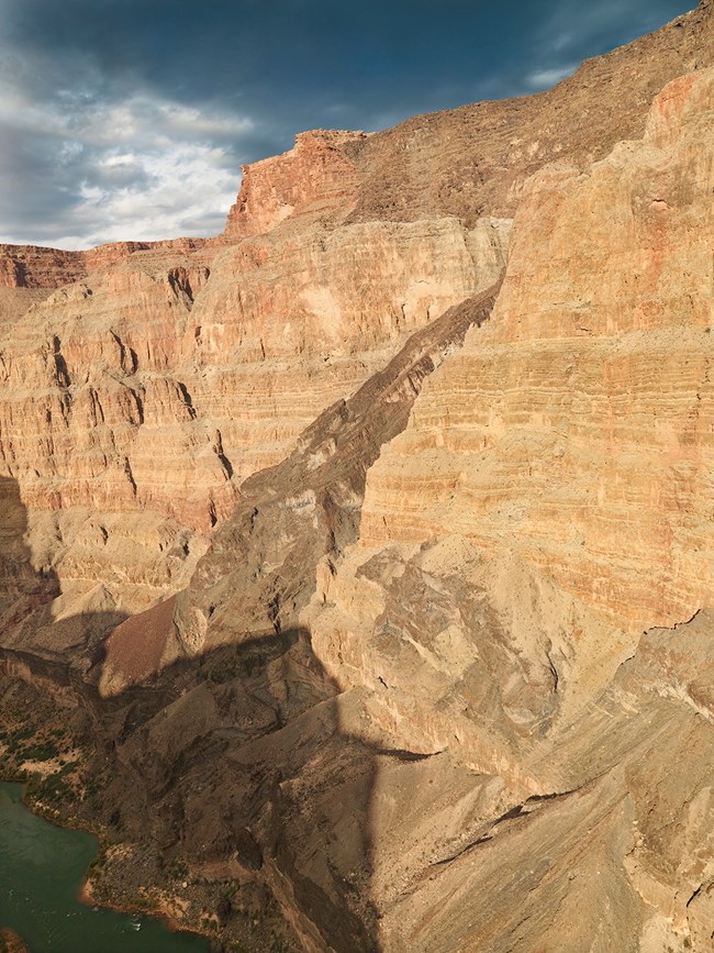 Photo steep rocky cliffs.