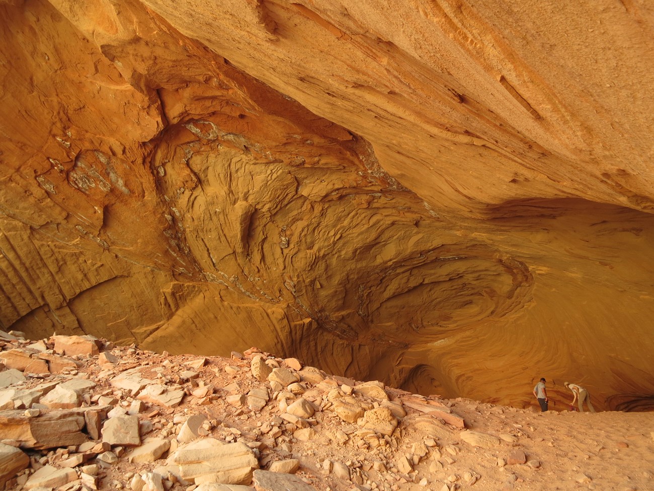 7225c919-3dd4-4fb5-af8e-6c2c439bb1feOriginal photo of the inside of a cave