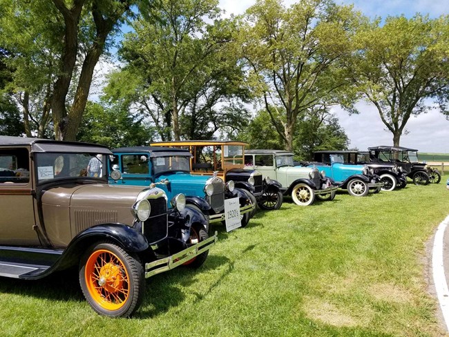 95107801_10158156127145242_988289167563685888_o Parked antique cars on display
