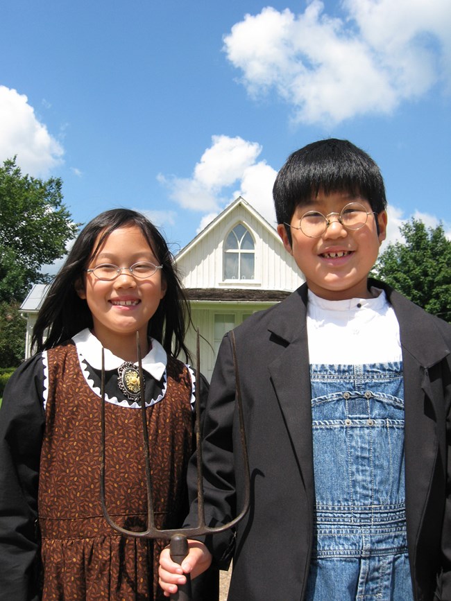 Kids at the American Gothic House. Kids at the American Gothic House.