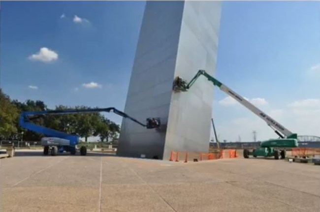 Aerial lift access via lifts on cranes at on base of the Arch. Aerial lift access via lifts on cranes at on base of the Arch.