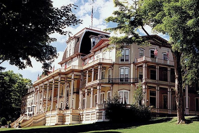 Athenaeum Hotel at NY Chautauqua. Teresa Mitchell, Seaway Trail; color-corrected by Howcheng. Public Domain