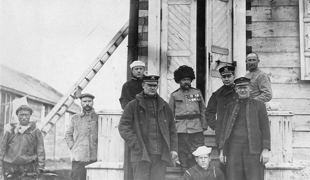 An historical photo of sailors from Russia and the US.