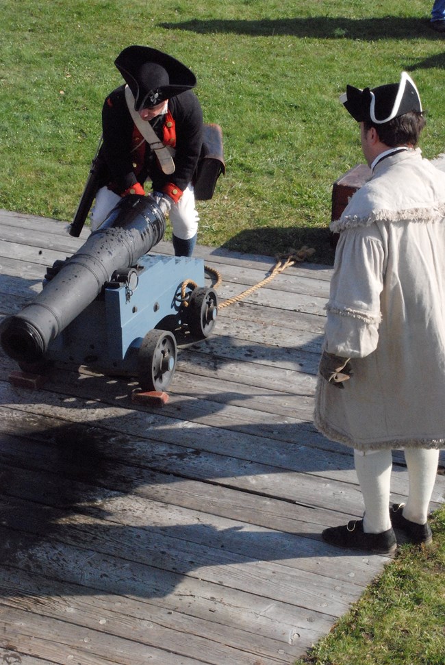 DSC_0302 Looking from above, 2 Continental soldiers tend to the barrel of a large cannon.