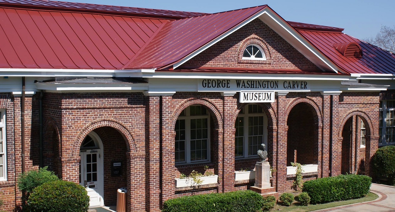 Brick building with lettering "George Washington Carver Museum"