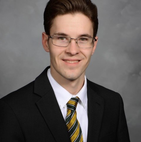 Photo portrait of male volunteer in dark suit