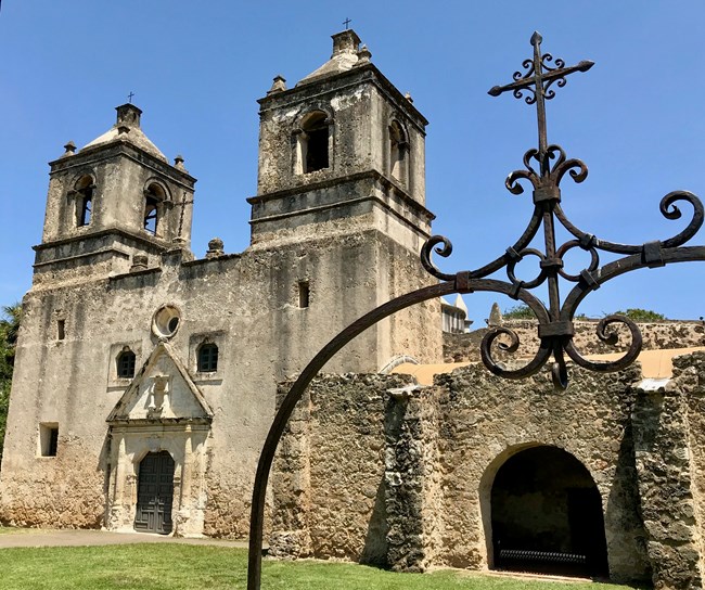 A large spanish colonial mission with a large bell tower.
