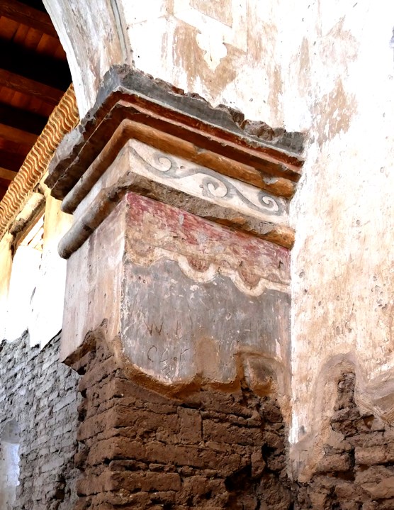 lt= pillar with colorful painted finishes