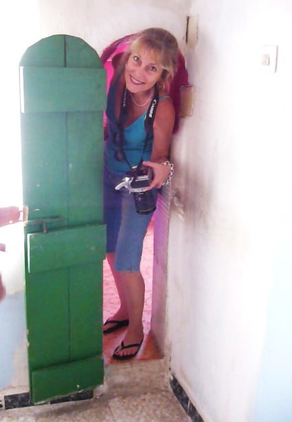 Hernández at Basanta’s house, squeezing thru a door he made purposefully small so his wife couldn’t escape. Hernández at Basanta’s house, squeezing thru a door he made purposefully small so his wife couldn’t escape.