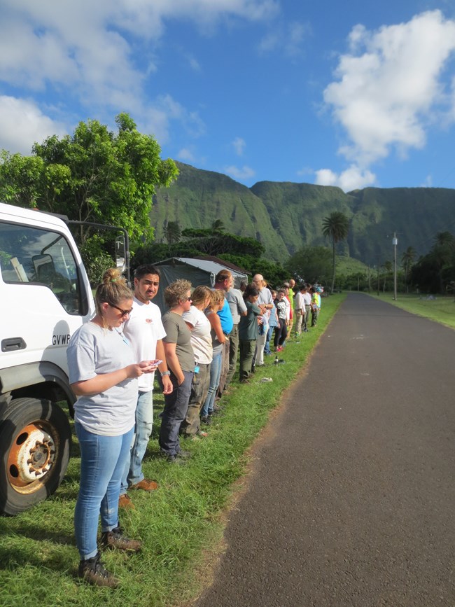 Workshop participants preparing to sing their end of the day oli to the cemetery. Workshop participants preparing to sing their end of the day oli to the cemetery.