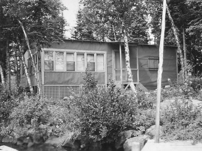 plain cabin with 6 windows in front, covered front steps