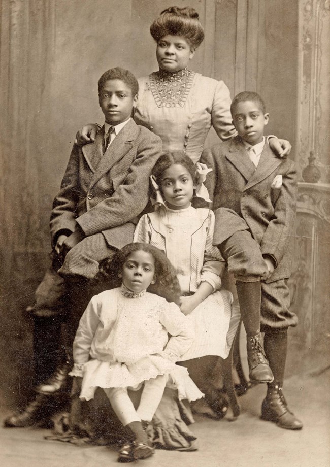 Ida B Wells with her children.