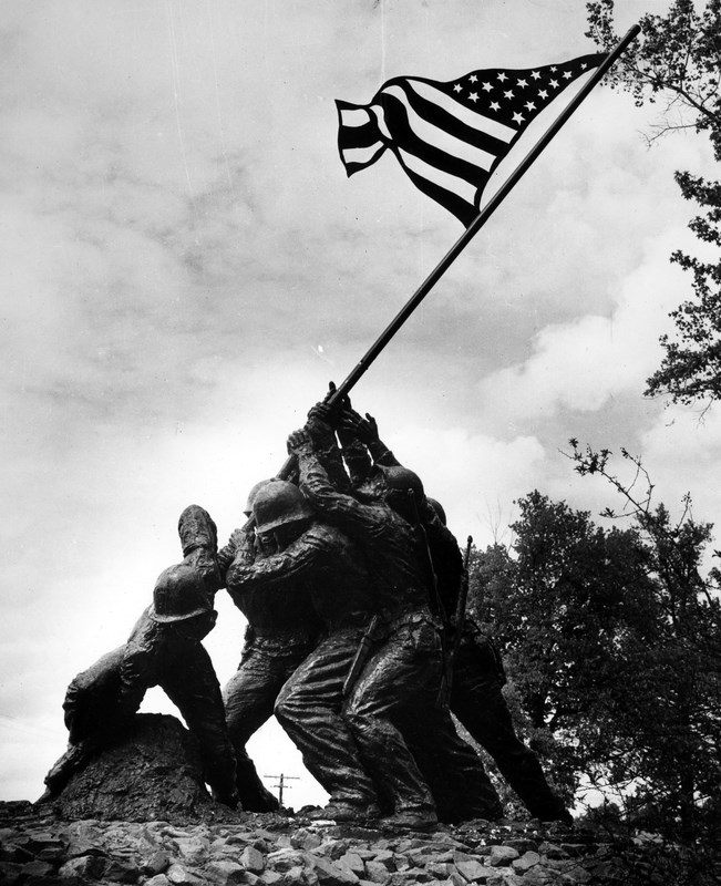 Statue of soldiers raising flag at Iwo Jima