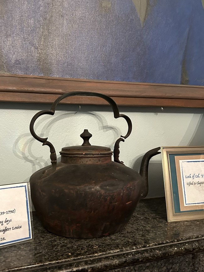 KettleBigelow Black Kettle with lid and spout