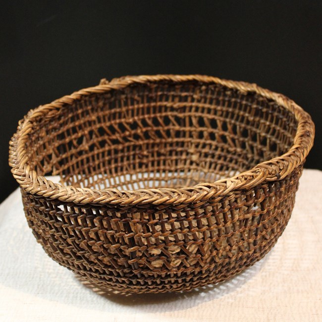 Circular wicker basket made of braided grass