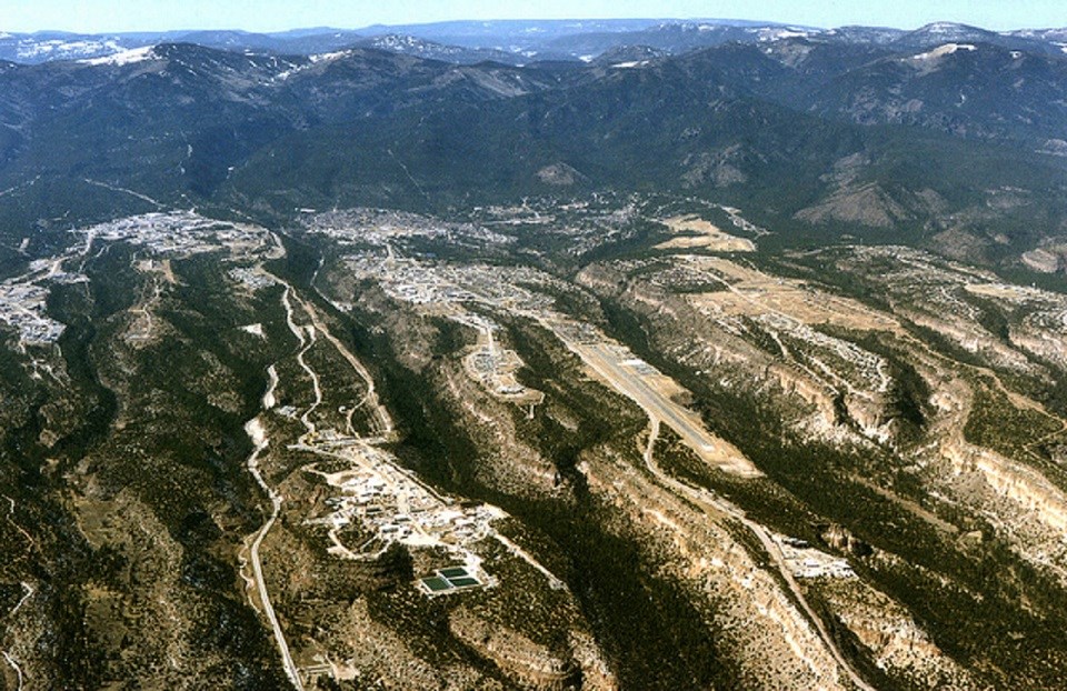 Los_Alamos_Aerial clusters of development on top of a mountain