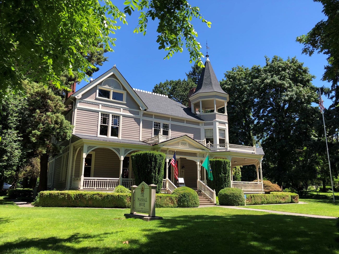 A photo of the Marshall House on a sunny day.