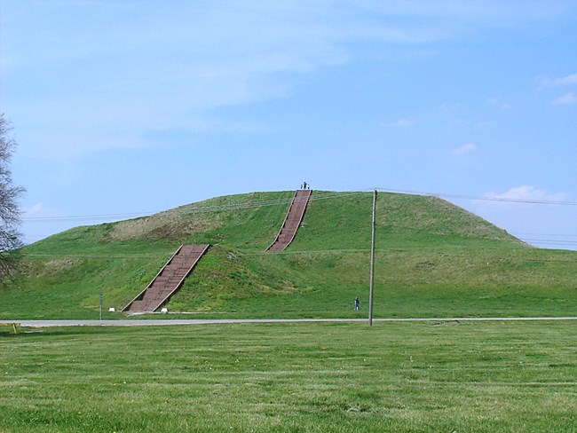 Stairway up a mound. Photo by Skubasteve834, CC BY-SA 3.0, https://commons.wikimedia.org/w/index.php?curid=3019271