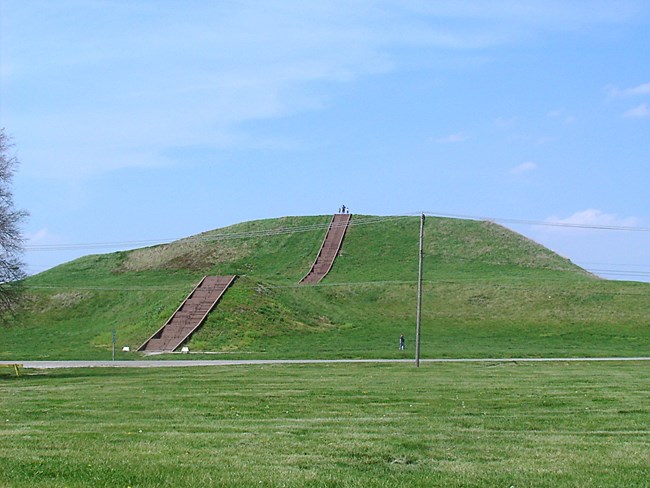 Stairway up a mound. Photo by Skubasteve834, CC BY-SA 3.0, https://commons.wikimedia.org/w/index.php?curid=3019271 Stairway up a mound. Photo by Skubasteve834, CC BY-SA 3.0, https://commons.wikimedia.org/w/index.php?curid=3019271