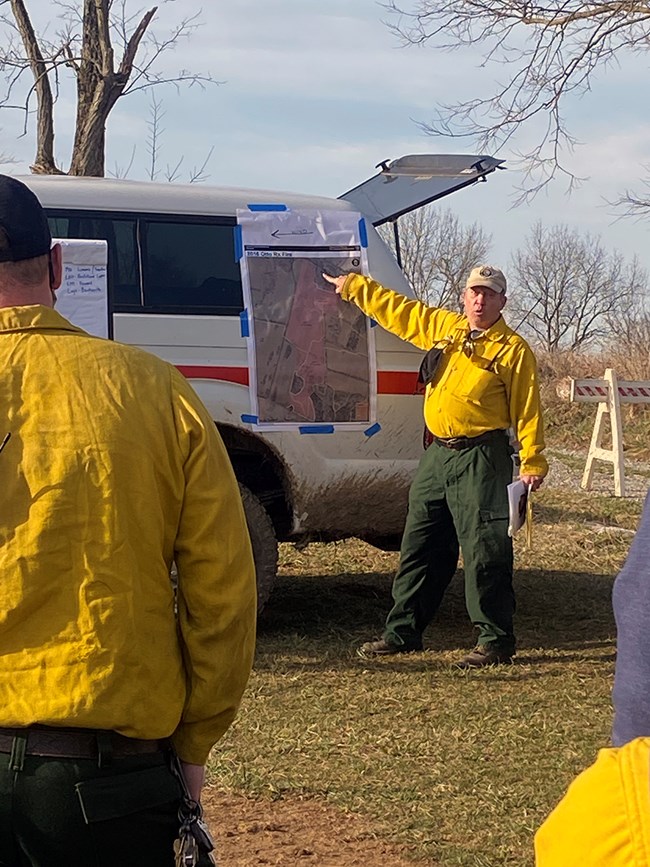 Zeke Seabright briefs firefighters at the Antietam National Battlefield.