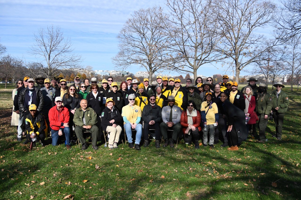 lt= Group photo featuring Nia Crawford, volunteers, and National Park Service staff