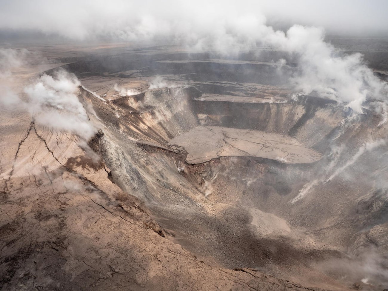 Picture1 2018 kilauea rsgfasRg photo of a volcanic crater with plumes of steam