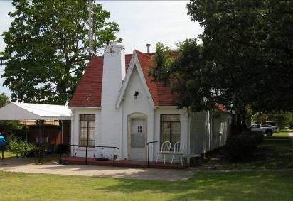 Phillips 66 station turned into a residence in Larned, KS (2014) Phillips 66 station turned into a residence in Larned, KS (2014)