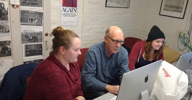 Thomas Visser working with University of Vermont Masters students.