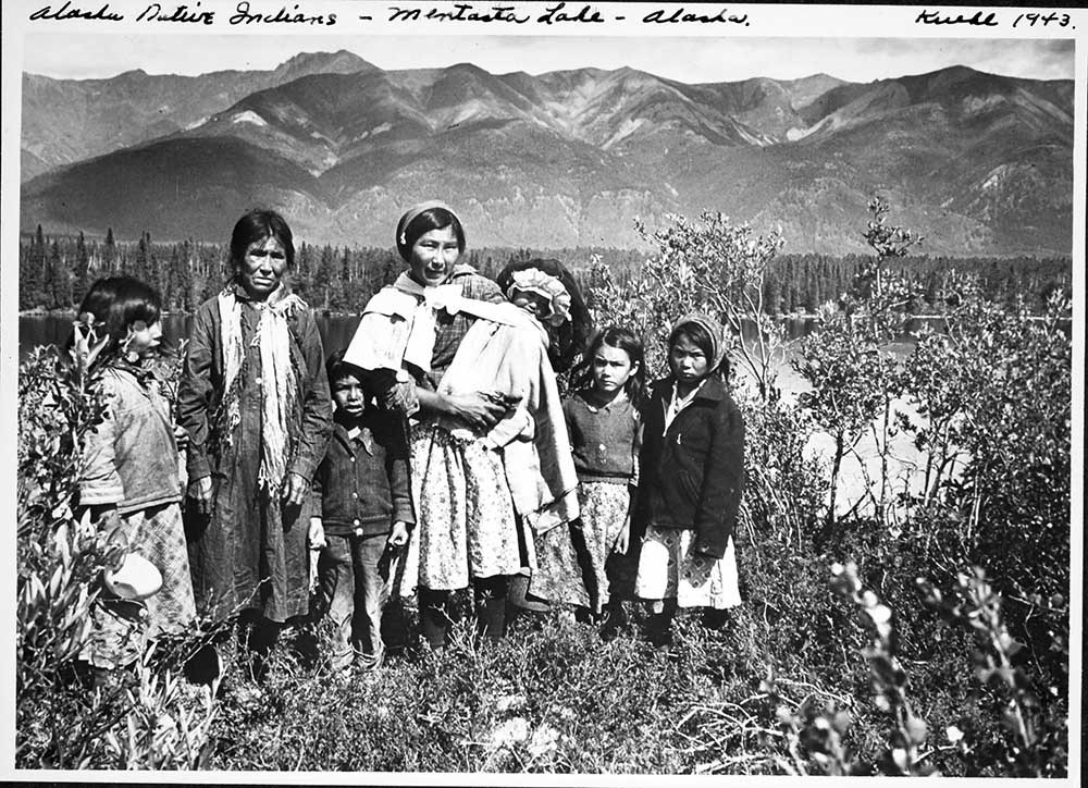 UAF-2009-0001-00009_web Black and white photo of an Alaska Native family.