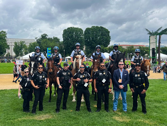 USPP_EO_20250614_002-2 A group of police officers on foot and on horses pose for a group photo on the National Mall.